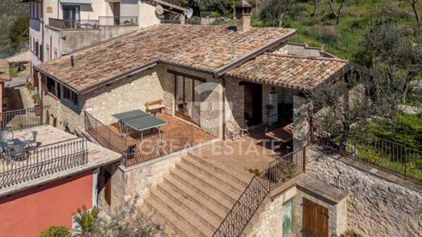 casa indipendente in vendita a Trevi