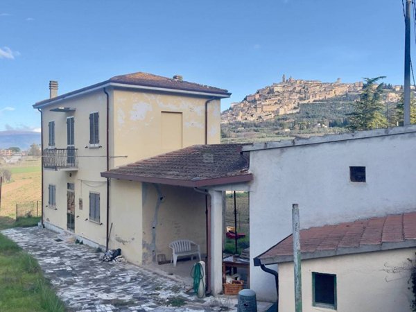 casa indipendente in vendita a Trevi