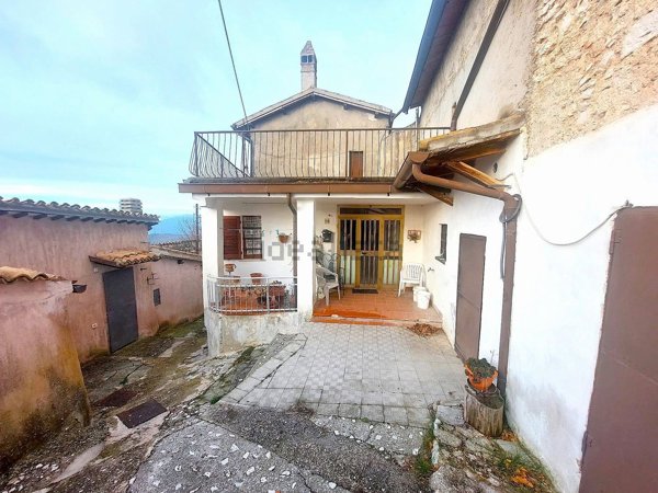 pentavano in vendita a Trevi in zona Coste