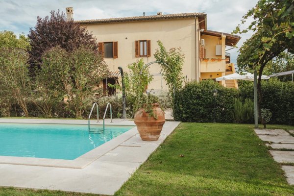 casa indipendente in vendita a Trevi