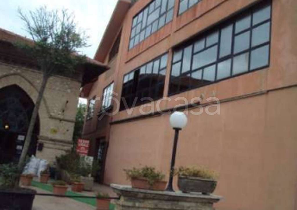 locale commerciale in vendita a Trevi in zona Cannaiola