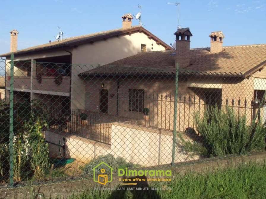 casa indipendente in vendita a Trevi