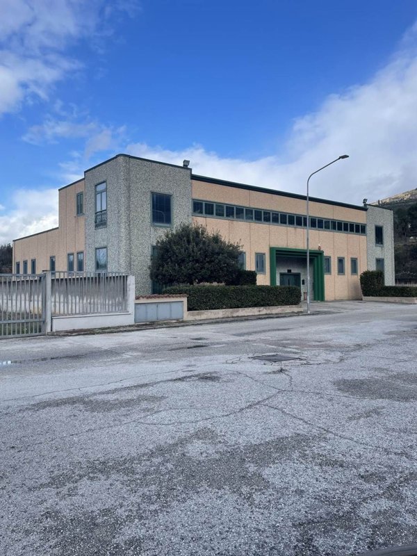 capannone in vendita a Trevi