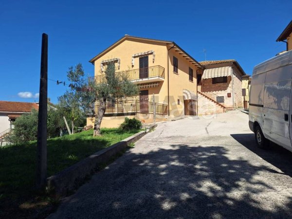 casa indipendente in vendita a Trevi in zona Parrano