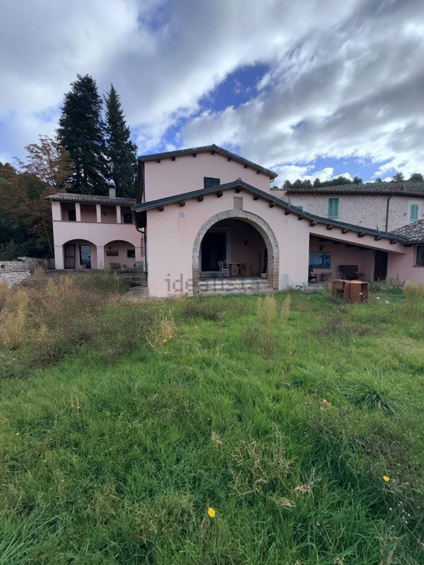 pentavano in vendita a Trevi in zona Matigge/Li Celli