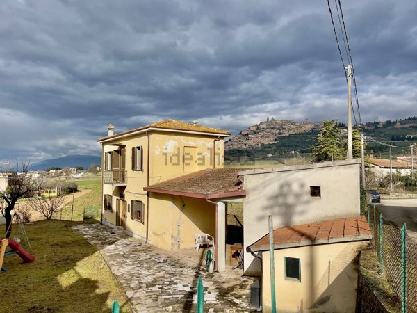 casa indipendente in vendita a Trevi in zona Bovara