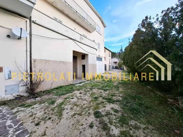 negozio in vendita a Trevi