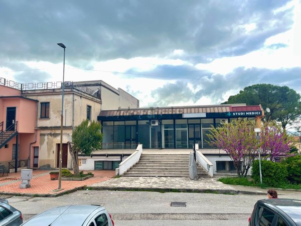 locale commerciale in vendita a Trevi
