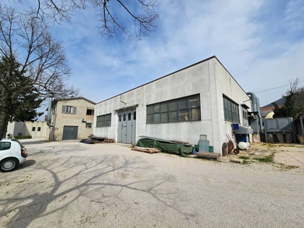 locale commerciale in vendita a Trevi in zona Matigge/Li Celli