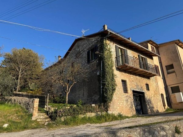 casa indipendente in vendita a Trevi in zona Pietrarossa