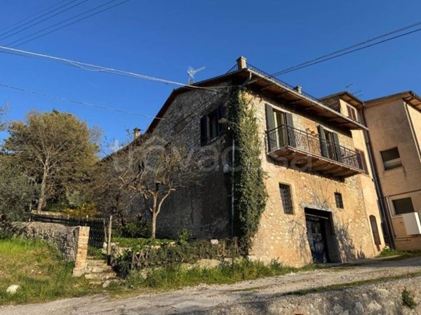 casa indipendente in vendita a Trevi in zona Pietrarossa