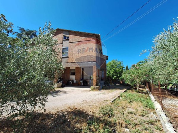 casa indipendente in vendita a Trevi in zona Bovara