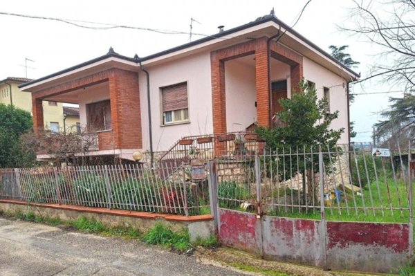 casa indipendente in vendita a Trevi