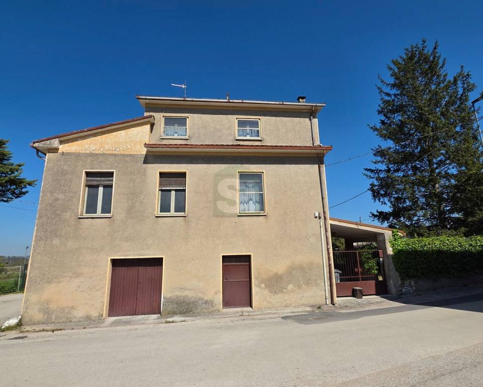 casa indipendente in vendita a Trevi in zona Pietrarossa