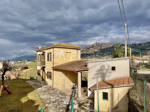 casa indipendente in vendita a Trevi