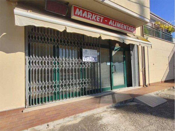 negozio in vendita a Trevi