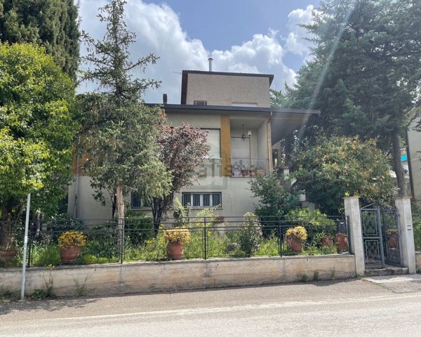 casa indipendente in vendita a Trevi