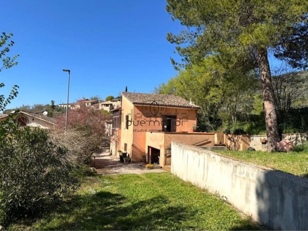 quadrivano in vendita a Trevi in zona Parrano