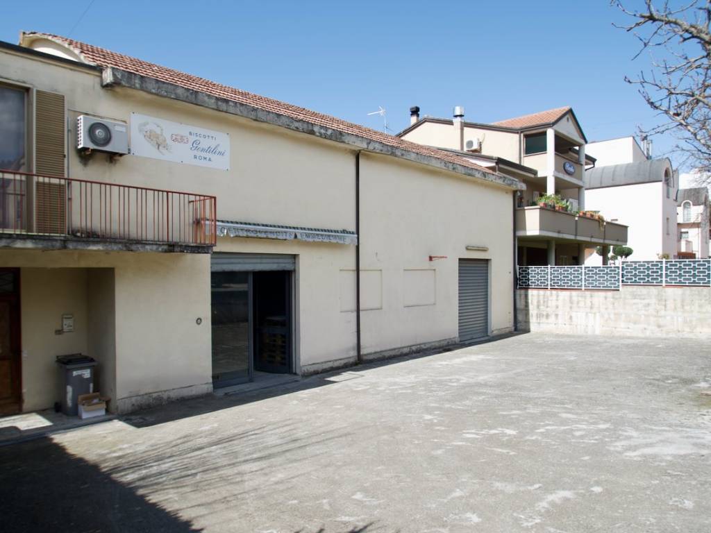 locale commerciale in vendita a Trevi