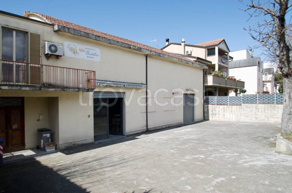 locale commerciale in vendita a Trevi in zona Parrano