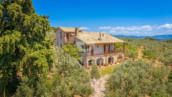 casa indipendente in vendita a Trevi