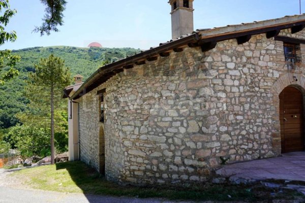 casa indipendente in vendita a Trevi in zona Manciano