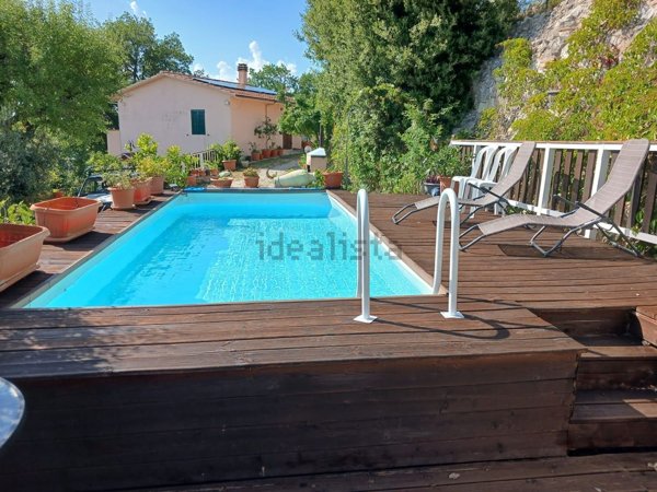 casa indipendente in vendita a Trevi