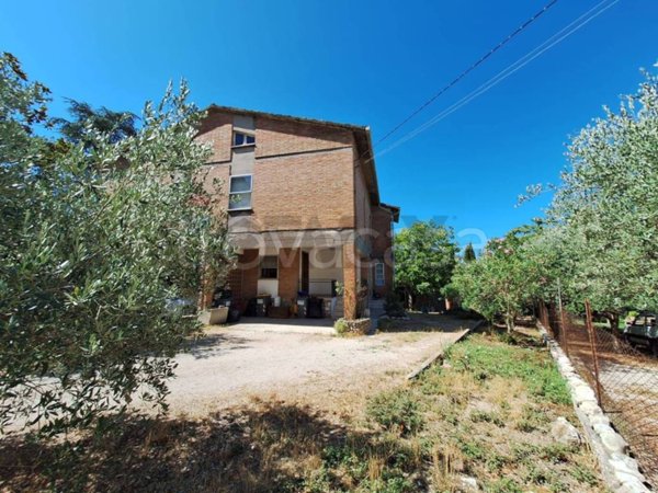 casa indipendente in vendita a Trevi in zona Bovara