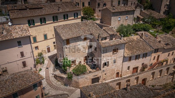 appartamento in vendita a Trevi in zona Parrano