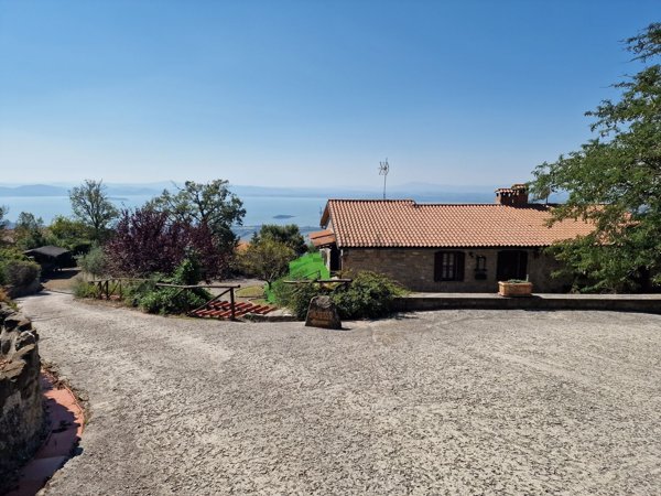 casa indipendente in vendita a Tuoro sul Trasimeno