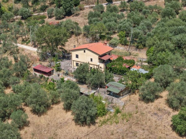 casa indipendente in vendita a Tuoro sul Trasimeno in zona Vernazzano