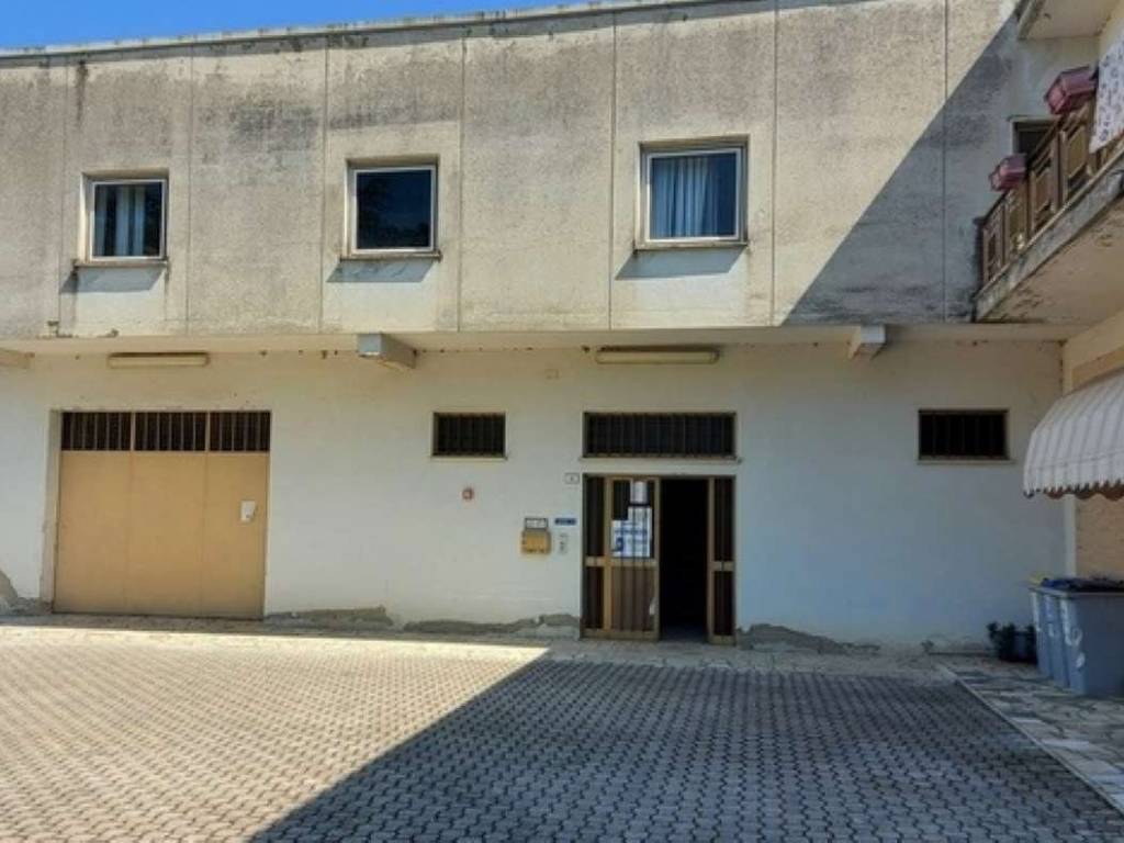 locale commerciale in vendita ad Umbertide in zona Montecastelli