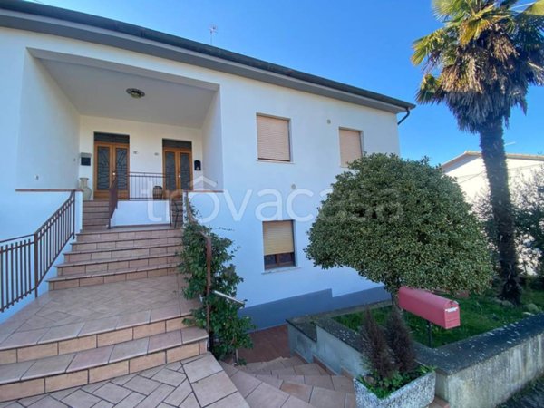 casa indipendente in vendita ad Umbertide in zona Calzolaro