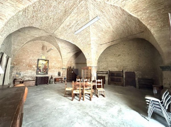 locale di sgombero in vendita ad Umbertide