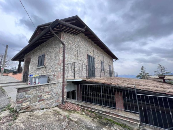 casa indipendente in vendita ad Umbertide in zona Calzolaro