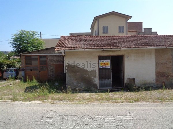 locale di sgombero in vendita ad Umbertide in zona Montecastelli
