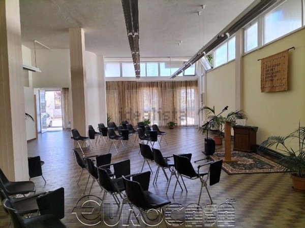 locale commerciale in vendita ad Umbertide