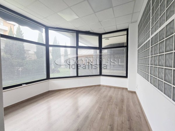 locale commerciale in vendita ad Umbertide