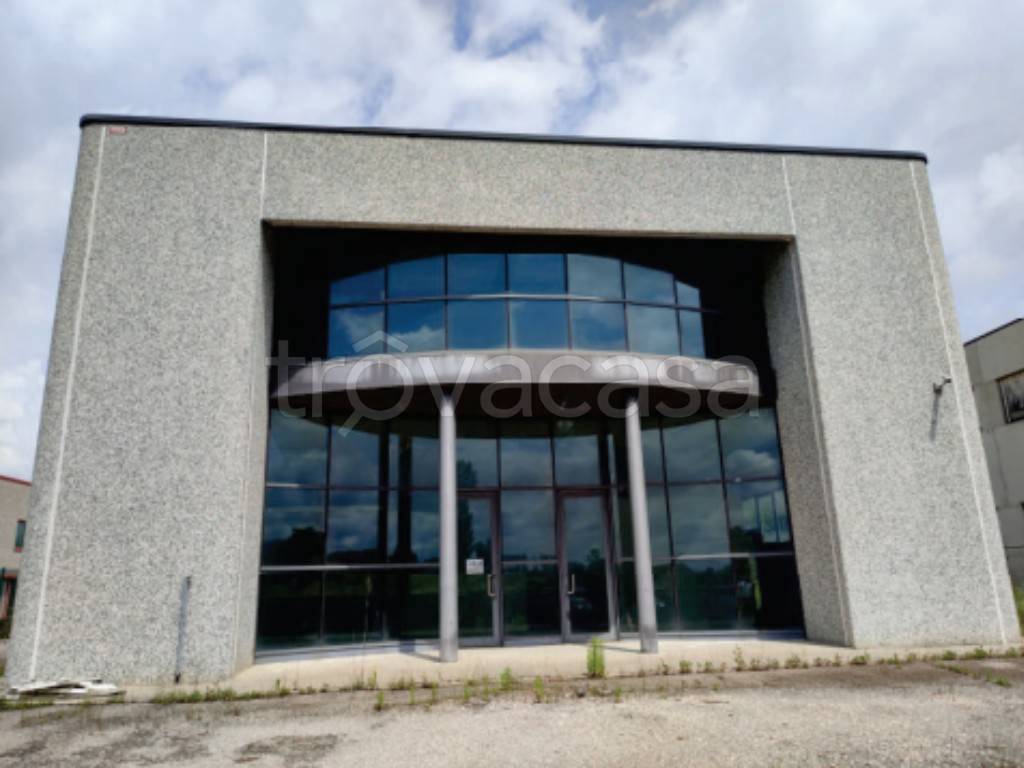 locale commerciale in vendita ad Umbertide in zona Pierantonio