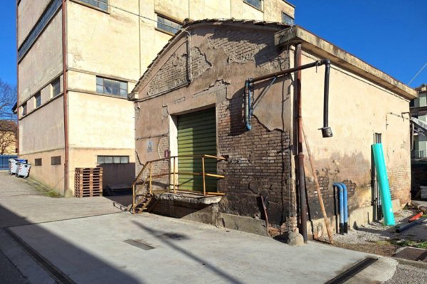locale di sgombero in vendita ad Umbertide