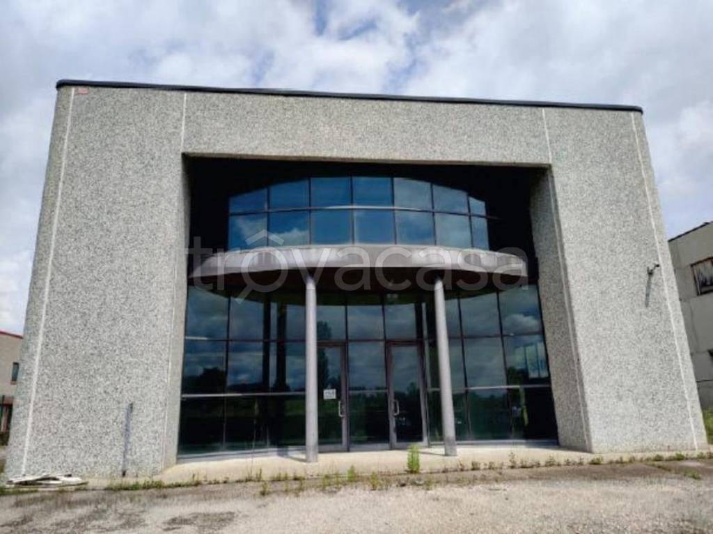 locale commerciale in vendita ad Umbertide in zona Pierantonio