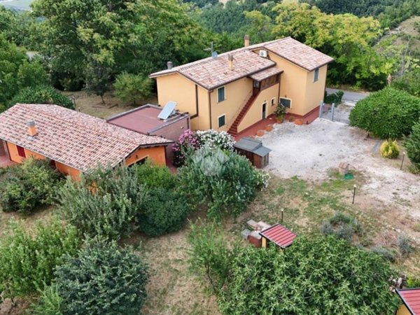 casa indipendente in vendita a Valfabbrica