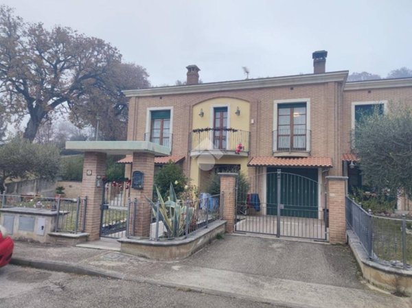 casa indipendente in vendita a Valfabbrica