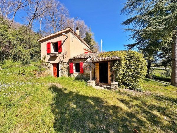 pentavano in vendita a Valfabbrica in zona Casacastalda