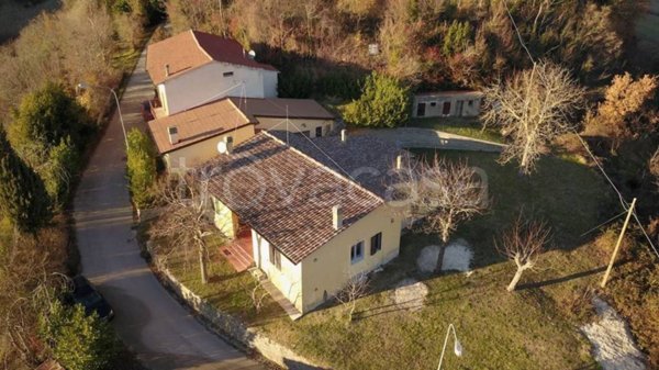 casa indipendente in vendita a Valfabbrica