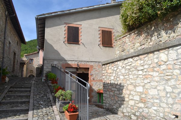 appartamento in vendita a Vallo di Nera in zona Meggiano