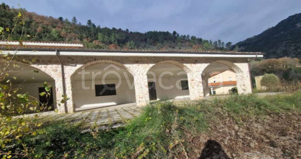 intera palazzina in vendita a Vallo di Nera in zona Piedipaterno