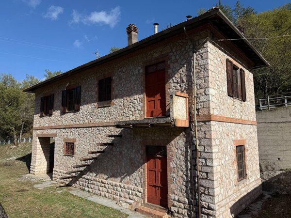 casa indipendente in vendita a Vallo di Nera