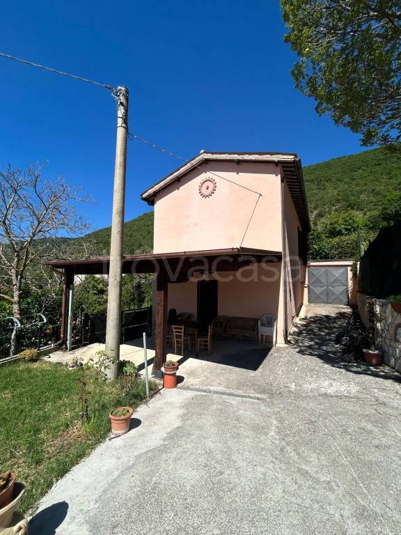 casa indipendente in vendita a Vallo di Nera in zona Meggiano