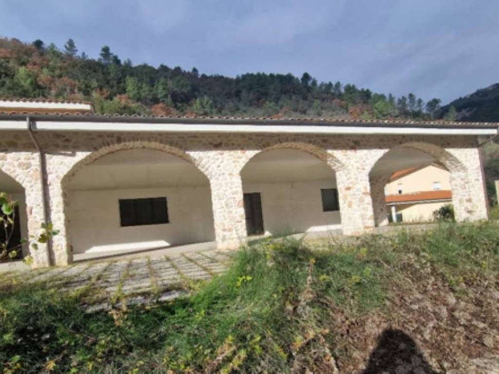 intera palazzina in vendita a Vallo di Nera in zona Piedipaterno
